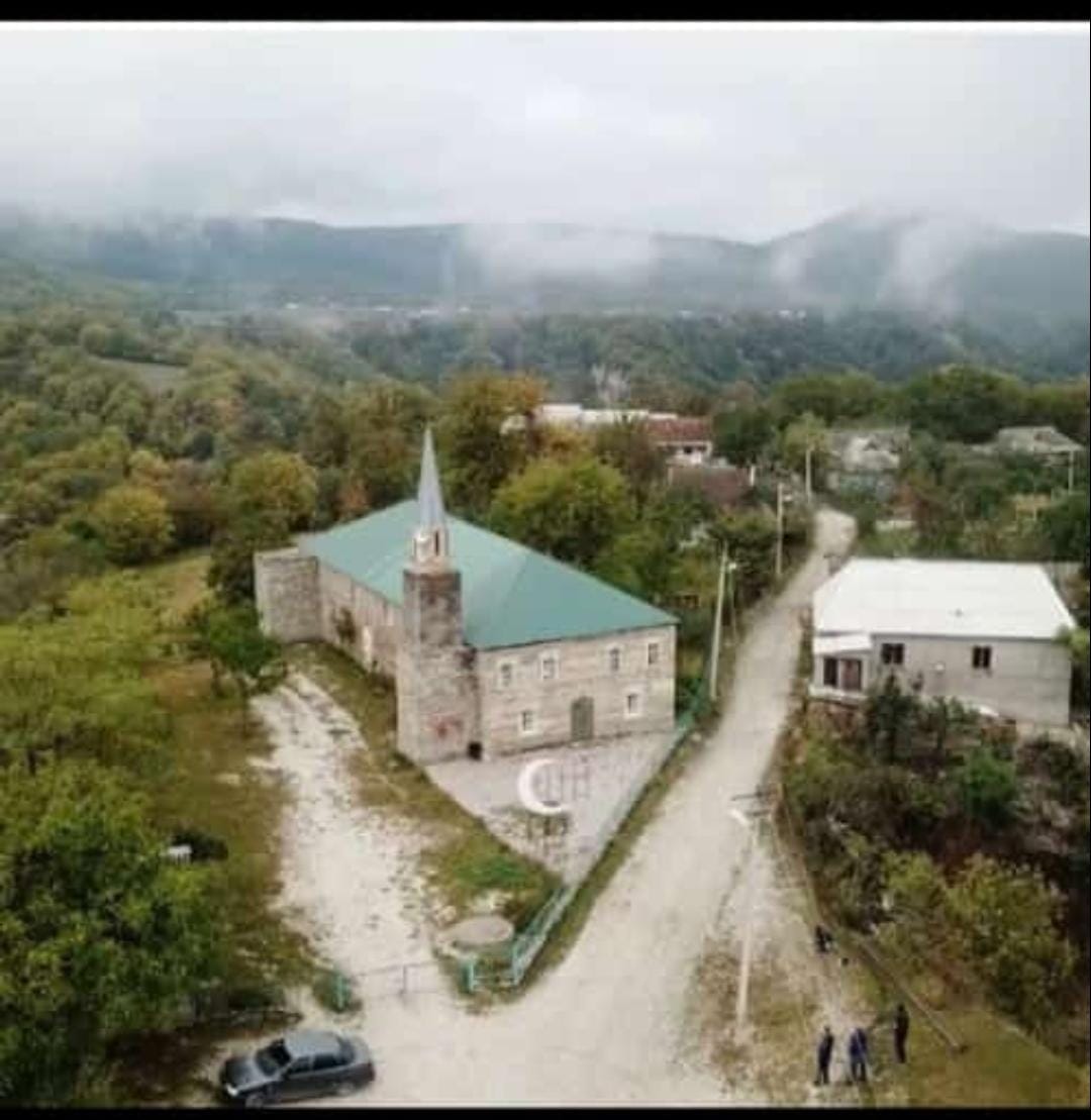 Старинная мечеть, расположена в конце села Алмак.